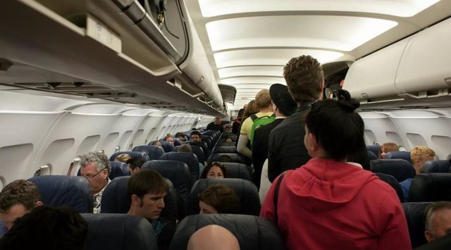 70 euro gjobë kush ngrihet në këmbë para se të ulet avioni, hyn në fuqi rregulli i ri