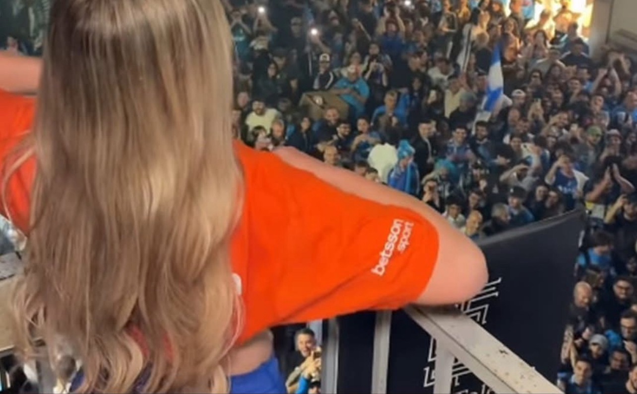 “Babi më fal”, bjondja e OnlyFans mban fjalën dhe zbulon gj*ksin para tifozëve të shumtë: I lirova për ty Napoli