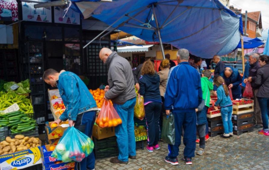 Rreziqet në pjatë! Hulumtimi zbulon se cilat fruta dhe perime përmbajnë më shumë pesticide