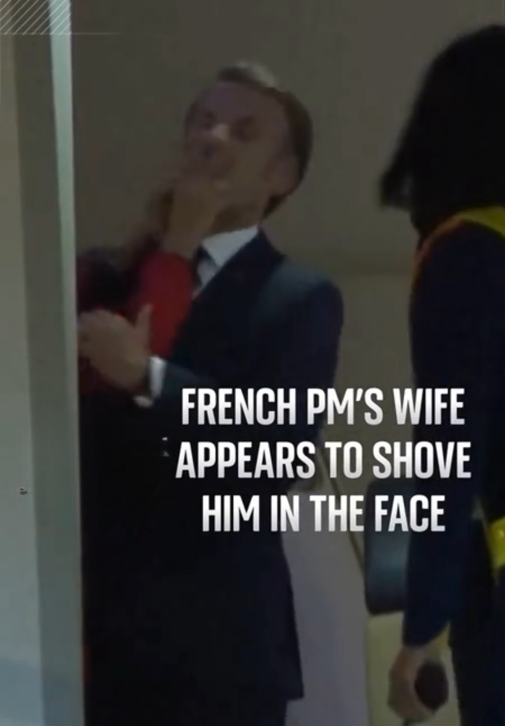 Video virale po bën namin në rrjet/ Presidenti Macron goditet me sh*plakë nga gruaja e tij gjatë mbërritjes në Vietnam