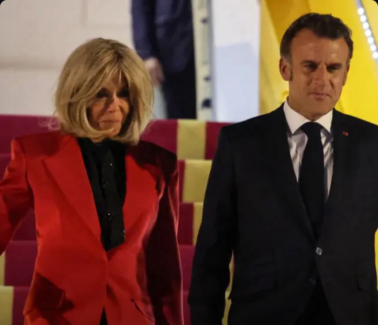 Çfarë i thanë njëri-tjetrit presidenti Macron dhe bashkëshortja Brigitte pasi ajo e shtyu?