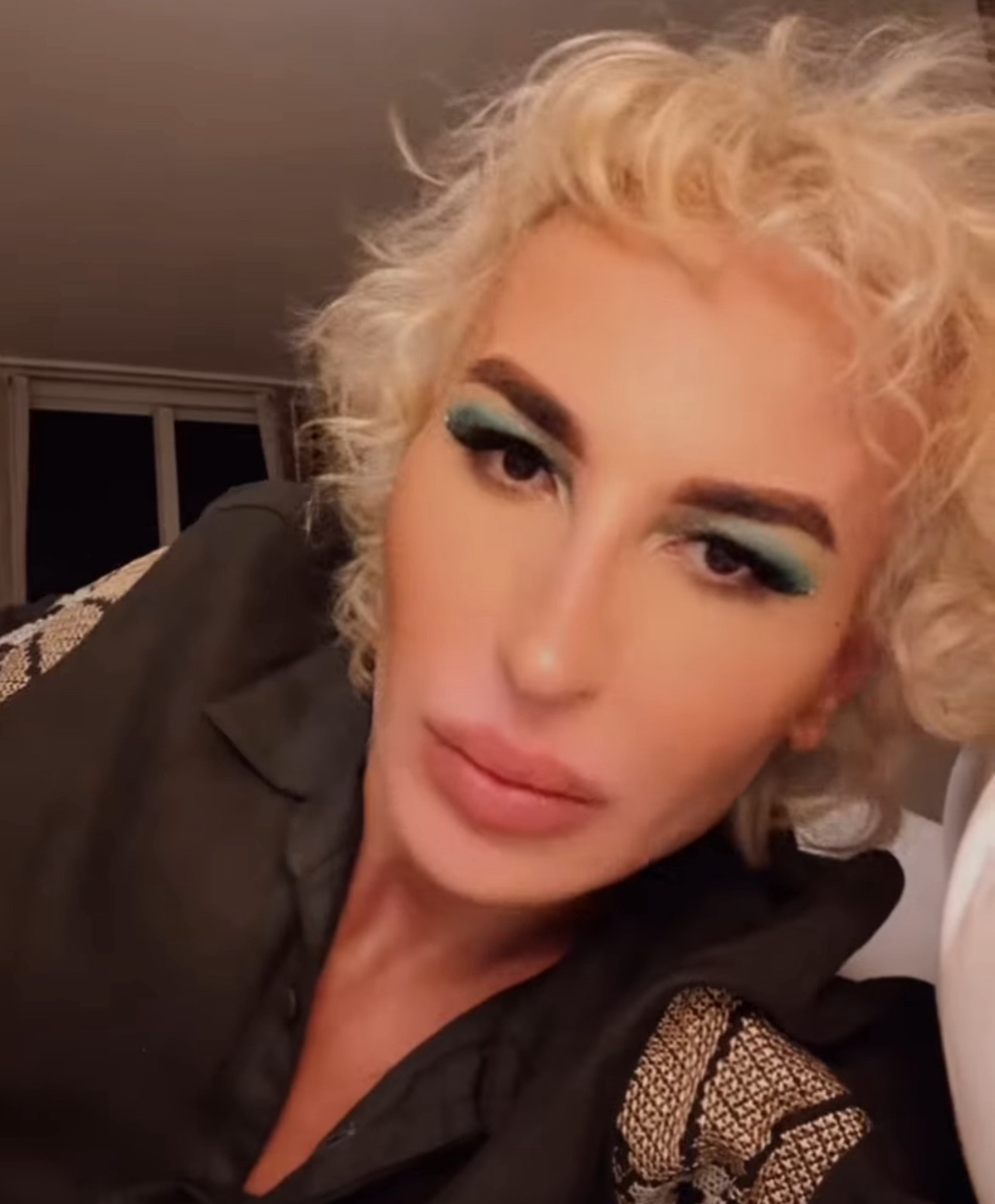 Elton Ilirjani ‘ndez’ rrjetin, nxjerr pamjet int*me me burrin e tij (foto)