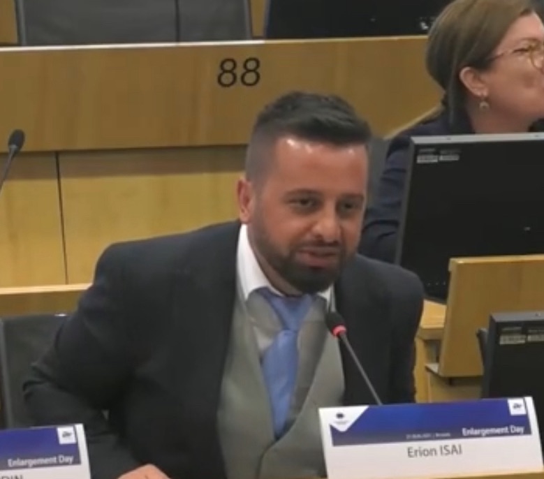 Erion Isai bëhet VIRAL në Bruksel me anglishten e tij unike! 😂🌍 ( Video)