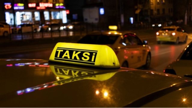Grabitet taksisti! Si pasagjeri i vodhi 400 mijë lekë në mes të rrugës
