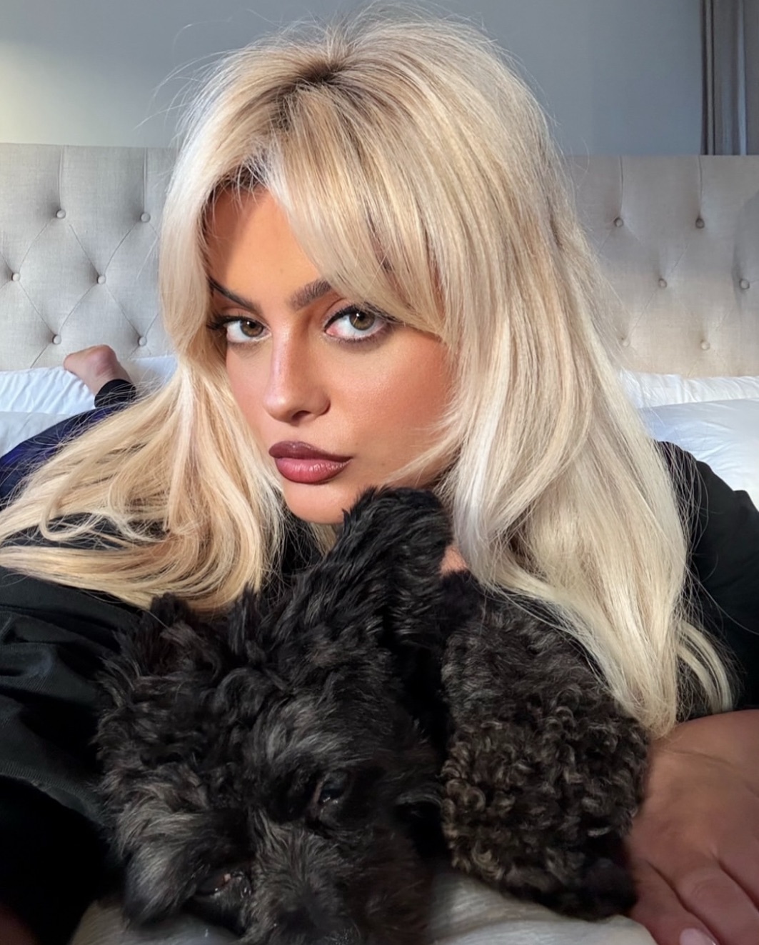 “Bebe Rexha nuk njihet më! Këngëtarja braktis pamjen bionde dhe shfaqet me ‘look’ të ri surprizues”(Foto)
