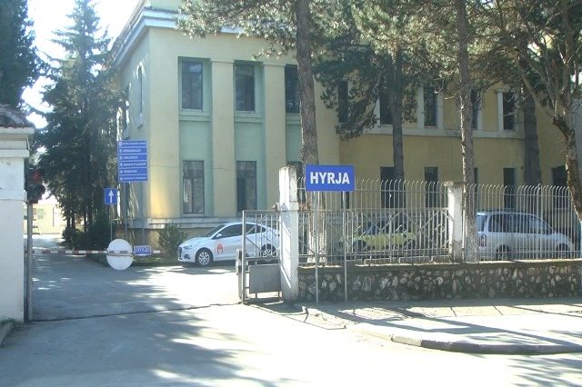 E rëndë, fëmija 2-vjeçar bie nga ballkoni