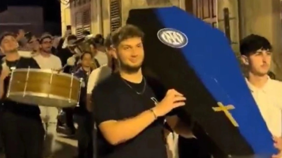 Tifozët e Milanit organizuan një funeral për Interin pas humbjes në finale ( video )
