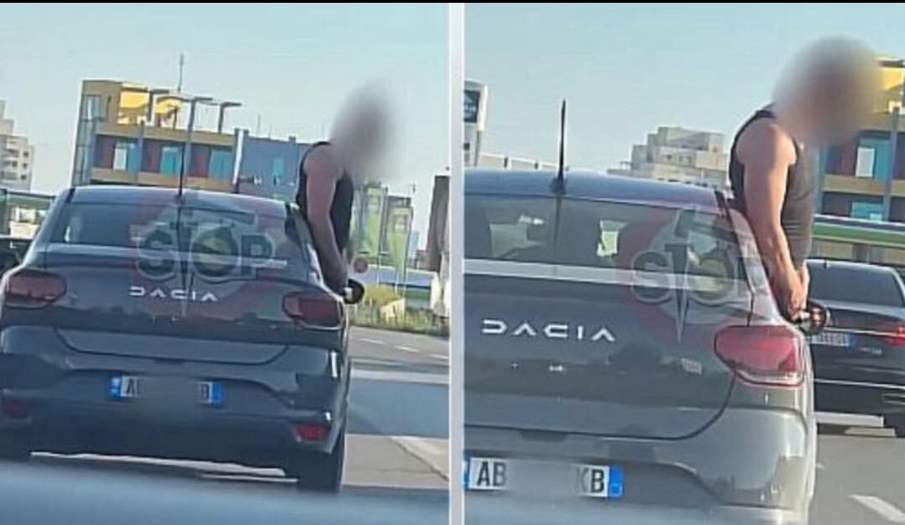 Ndodh në Shqipëri/ Makina në lëvizje, i riu kryen nevojat personale nga dritarja e mjetit (Video)